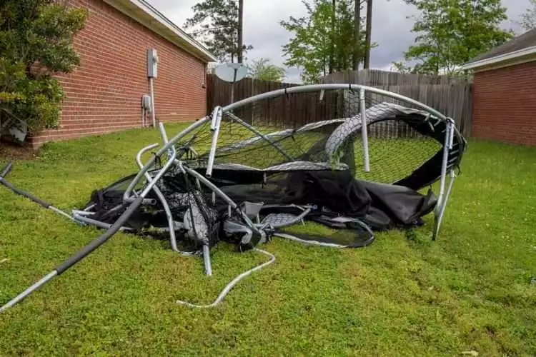 How to keep the trampoline from blowing away: step by step guide
