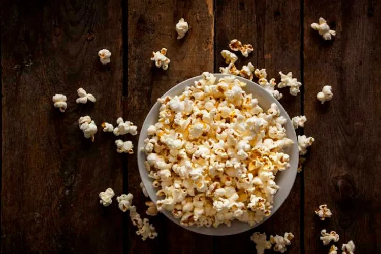 Comparison of the nutritional value of popcorn versus other foods