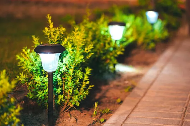 How to light up the backyard without electricity